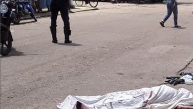 ¡Dantesco! Asaltante asesina a mujer en plena vía pública (Imágenes sensibles)