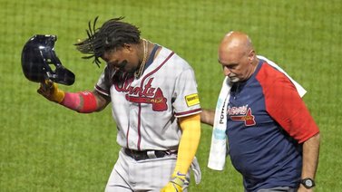 ¿Preocupación? Ronald Acuña Jr. sale del juego tras recibir pelotazo (+Video)