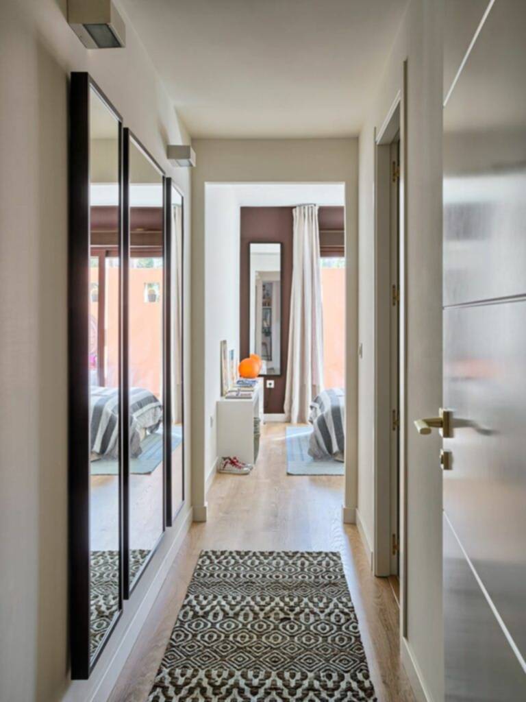 Dale un plus al estilo de los pasillos utilizando espejos, image size:768x1024