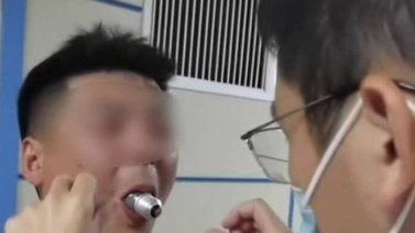 ¡Alerta! Terminó con un bombillo atorado en su boca por reto viral
