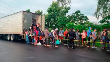 Hallan a más de un centenar de migrantes dentro de un camión Hallan a más de un centenar de migrantes dentro de un camión