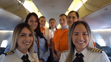 Conviasa: Despegó el primer vuelo internacional tripulado por mujeres