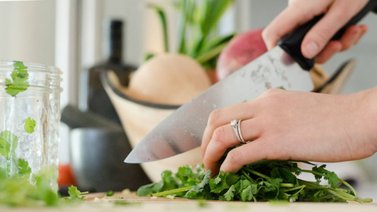 Aprende a usar la mano guía al usar los cuchillos de cocina