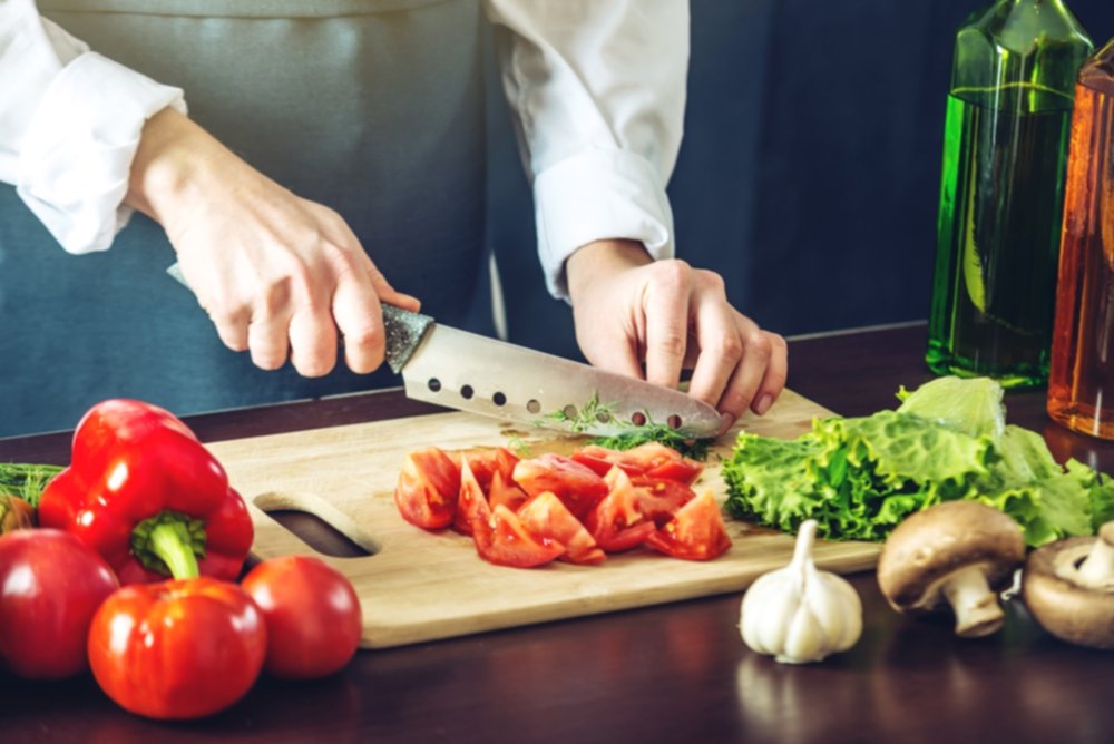 Aprende a usar la mano guía al usar los cuchillos de cocina Aprende a usar la mano guía al usar los cuchillos de cocina