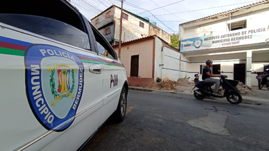 Policía detiene a padre e hijo por violar a niño de ocho años