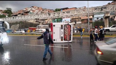 Un autobús se volcó en la autopista Francisco Fajardo (+Fotos)