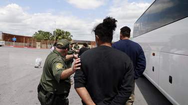 ¡Entérese! Interceptan autobús con más de 60 migrantes en frontera con EEUU