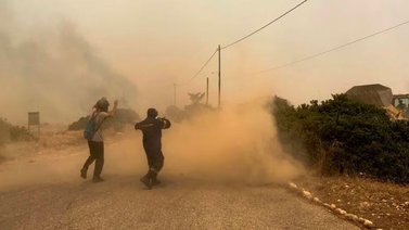 Grupo armado prendió fuego a decena de vehículos en carretera (+Video)