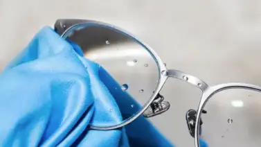 ¿Sabes limpiar tus lentes sin dañarlos? Te enseñamos ¿Sabes limpiar tus lentes sin dañarlos? Te enseñamos