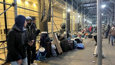 Migrantes en Nueva York pasan la noche a la intemperie y en autobuses