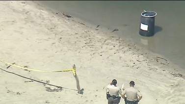 ¡Hallazgo macabro! Encuentran cadáver dentro de un barril que flotaba en la playa