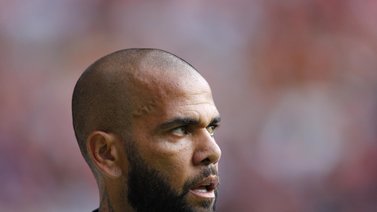 Imponen multa a Dani Alves por caso de agresión sexual