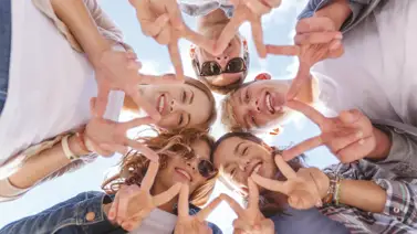 Las amistades promueven actitudes y emociones positivas Las amistades promueven actitudes y emociones positivas