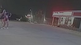 Madre usa a su hija como escudo humano para evitar ser detenida