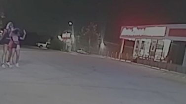 Madre usa a su hija como escudo humano para evitar ser detenida