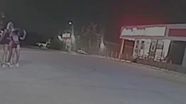 Madre usa a su hija como escudo humano para evitar ser detenida