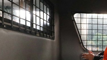¿Por qué? Arrestan a tres agentes de inmigración de Indonesia