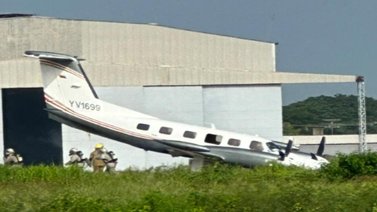 Avión bimotor aterrizó sin tren delantero en aeropuerto de Anzoátegui
