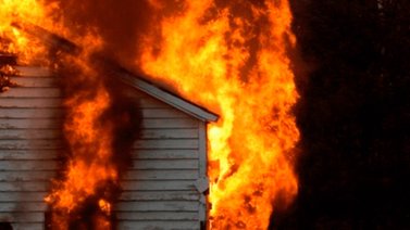 ¡Insólito! Queman vivienda con una mujer y su hijo dentro
