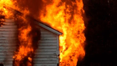 ¡Insólito! Queman vivienda con una mujer y su hijo dentro
