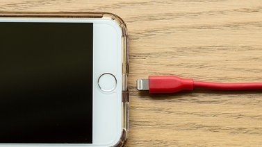 Mosca al cargar tu celular en un sitio público