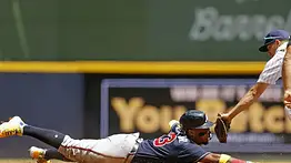 ¡No para de correr! Ronald Acuña Jr. se roba dos bases más y amenaza este récord para un venezolano