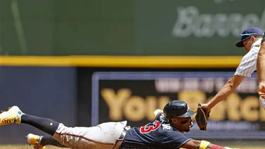 ¡No para de correr! Ronald Acuña Jr. se roba dos bases más y amenaza este récord para un venezolano