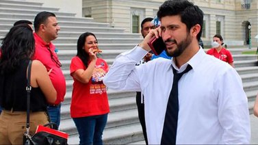 ¡Entérese! Esta es la peculiar forma de protestar de un congresista de EEUU
