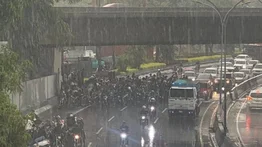 ¡Otra vez! Motorizados obstaculizaron la autopista mientras se resguardaban de las lluvias