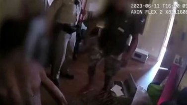 Rescatan a seis niños que estaban enjaulados y al borde de la muerte