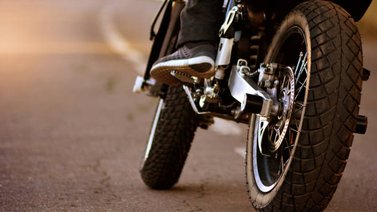 Se salvó de bromita: Motorizado evitó ser aplastado por un cargamento (+Video)