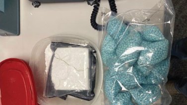 Joven de 18 años llevaba miles de pastillas de fentanilo ocultas en un microondas