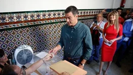 Abuchean a Pedro Sánchez en su centro de votación