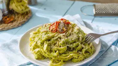 Pasta con pesto de aguacate, un plato con sabor y textura Pasta con pesto de aguacate, un plato con sabor y textura