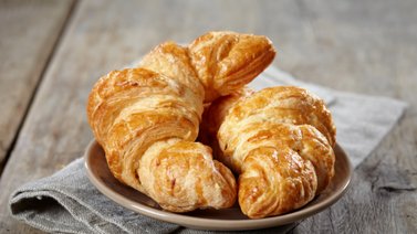 Deliciosos croissants para el desayuno o la merienda