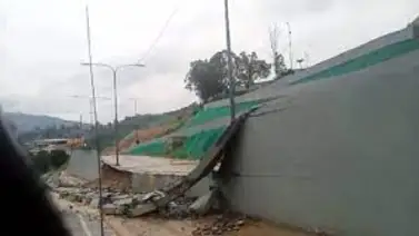 Colapsa muro en adyacencias del Estadio Monumental de La Rinconada (+Video) Colapsa muro en adyacencias del Estadio Monumental de La Rinconada (+Video)