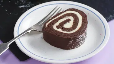 Roll de bizcochuelo de chocolate negro Roll de bizcochuelo de chocolate negro