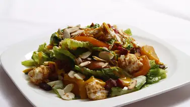 Ensalada de melocotones, queso y almendras Ensalada de melocotones, queso y almendras