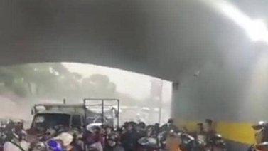 ¡Insólito! Motorizados trancan acceso en Plaza Venezuela: cerraron la autopista para protegerse de la lluvia