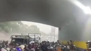 ¡Insólito! Motorizados trancan acceso en Plaza Venezuela: cerraron la autopista para protegerse de la lluvia