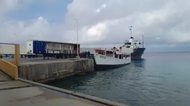 Embarcación venezolana llega a isla caribeña con toneladas de alimentos Embarcación venezolana llega a isla caribeña con toneladas de alimentos