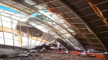 ¡De terror! Se desplomó el techo de un colegio (+Video)