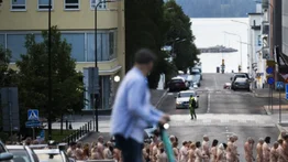 Multitud posa desnuda para fotógrafo en calles de Finlandia (+Fotos)