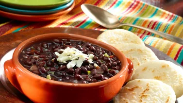 Sopa de caraotas: fuente importante de proteínas