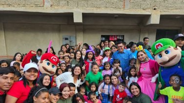 Hacen entrega de juguetes en el Hospital Materno de Caricuao