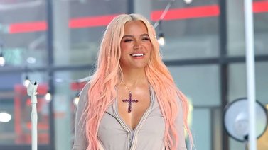 Mensaje oculto de la nueva canción de Karol G hizo llorar a su madre
