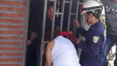 ¿Había necesidad? Se metió donde no la llamaron y esto le pasó: Bomberos la auxiliaron ¿Había necesidad? Se metió donde no la llamaron y esto le pasó: Bomberos la auxiliaron