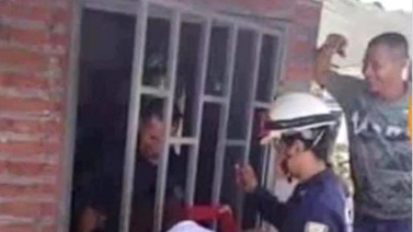 ¡Insólito! Quiso escuchar una discusión ajena y terminó atorada en una reja