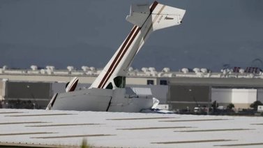 ¡Insólito! Avión se incrustó en el techo de un aeropuerto