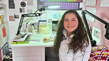 La historia de una joven superdotada de 13 años
